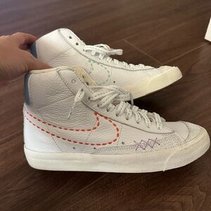 Blazer Mid '77 Nike 101 Women’s 
 | white high top w/ blue & orange stitch